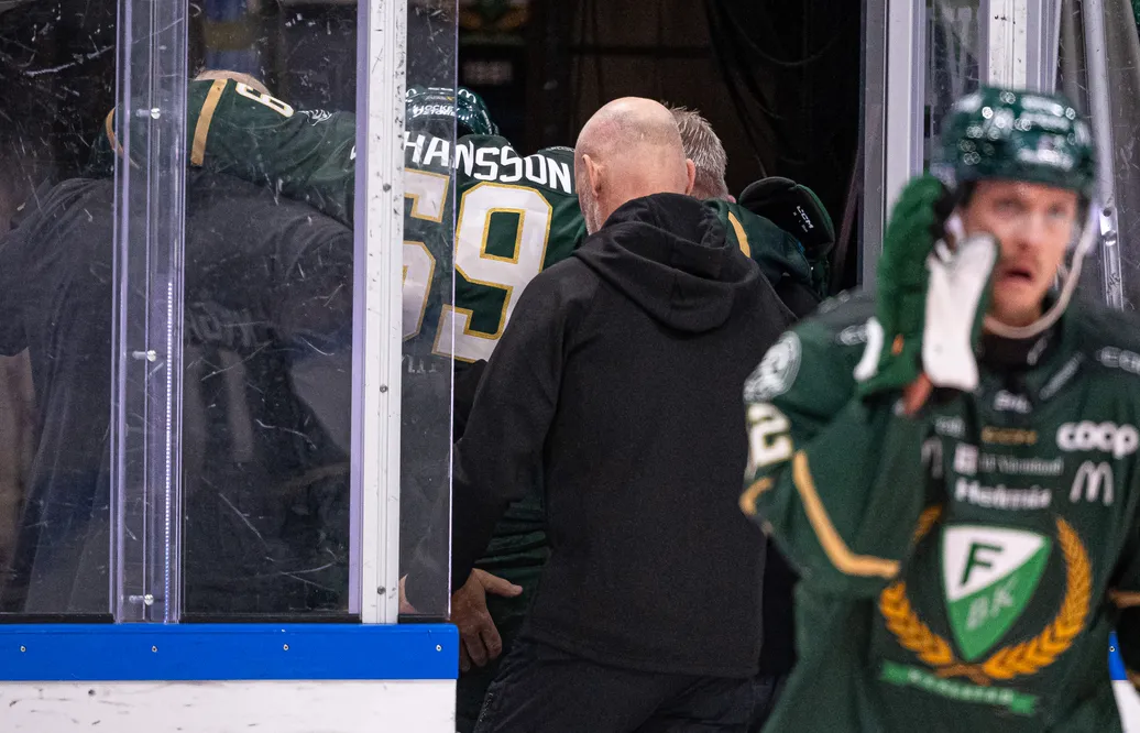 Linus Johansson har ont och lämnar isen i SHL-premiären.
