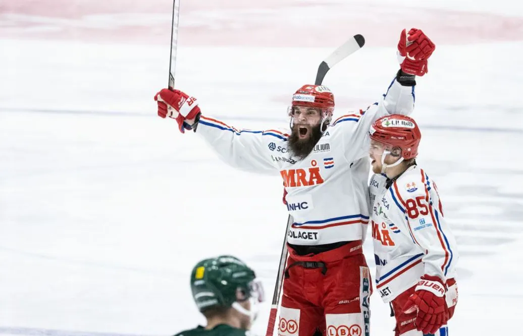 Efter 473 allsvenska matcher - nu blir han SHL-spelare