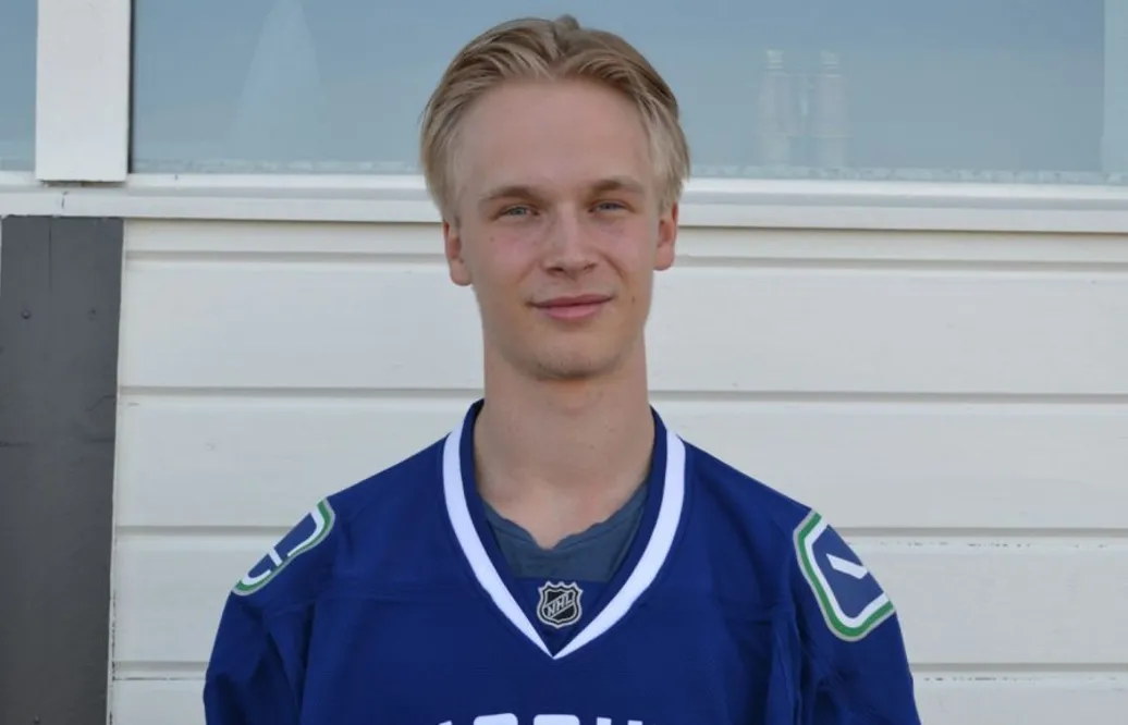 Elias Pettersson på plats i Vancouver – höll låda med lokalpressen