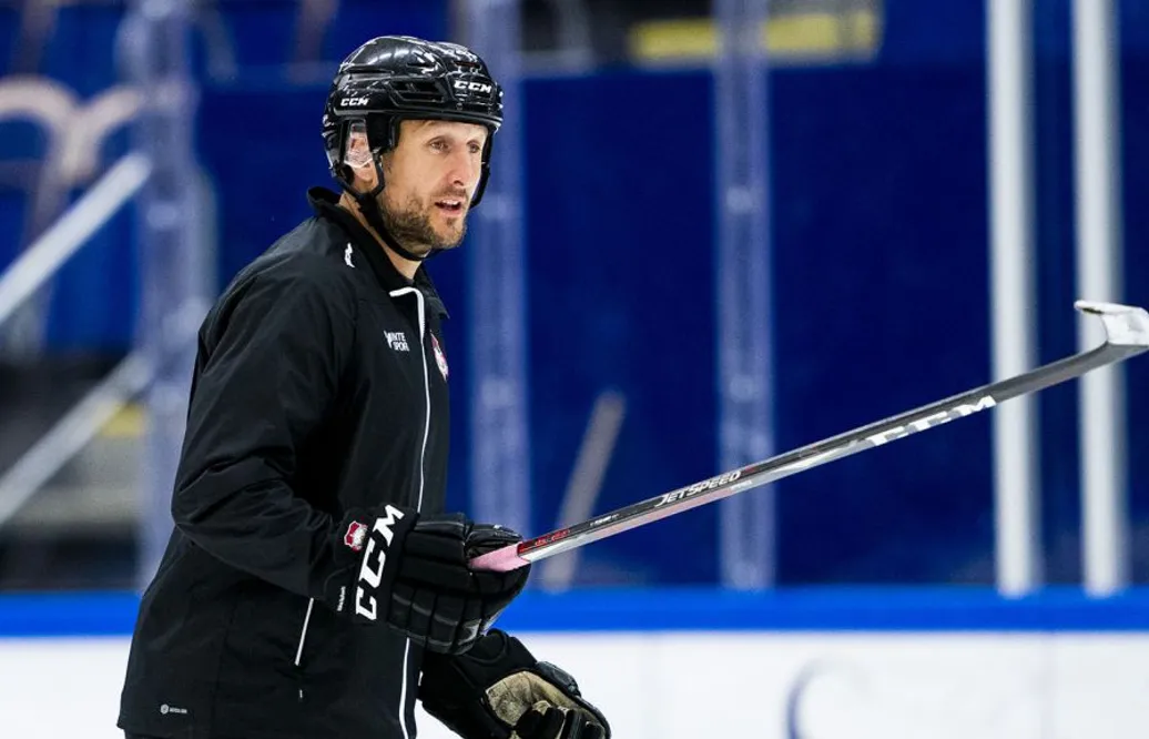 Tidigare lagkaptenen kliver in i båset: "Ska vända det här"