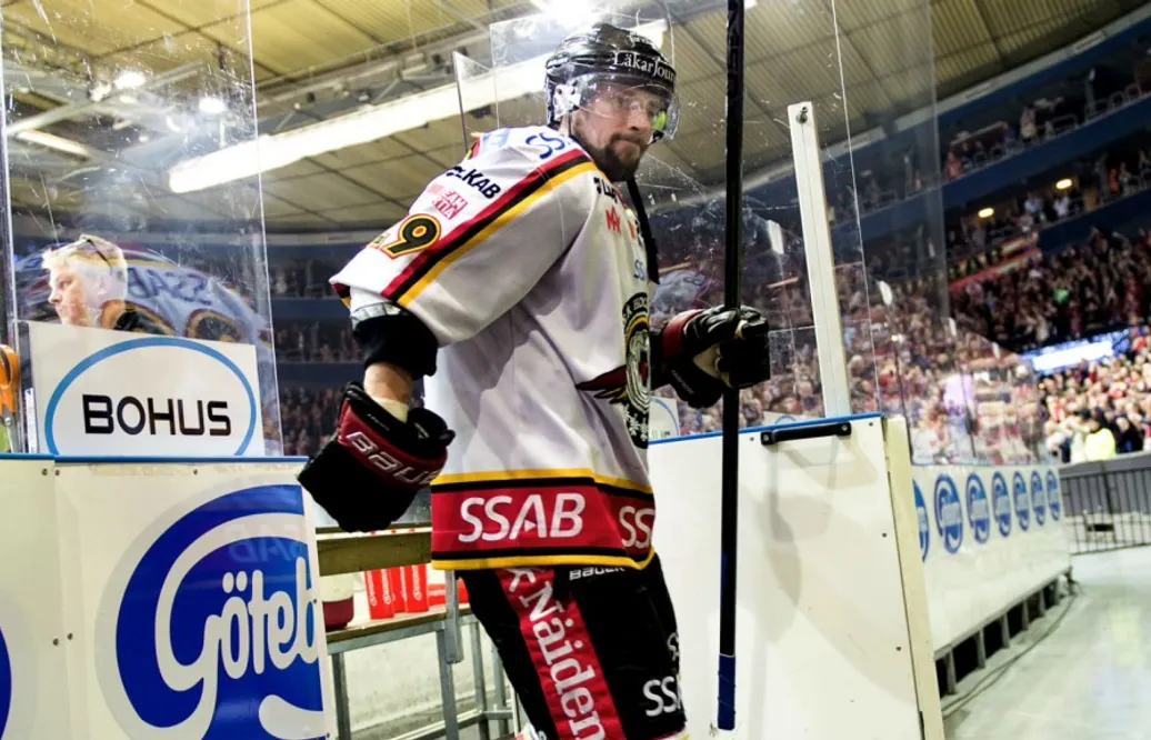 Här tar Chris Abbott avsked av Luleå Hockey
