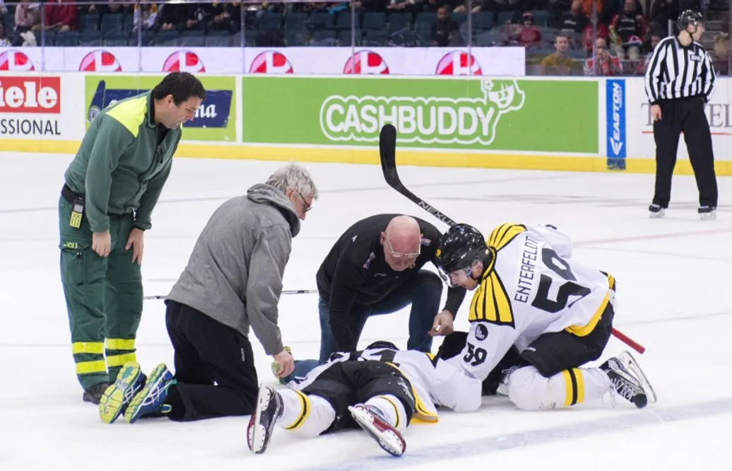 GÄSTKRÖNIKA: Open-ice-tacklingar – är det dags för herrarna att ta efter damerna?