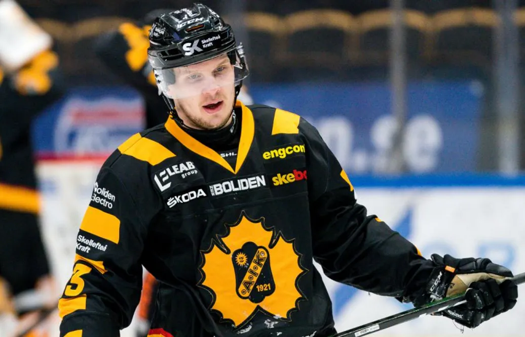 Spelade i SHL förra säsongen – nu lägger 27-åringen av