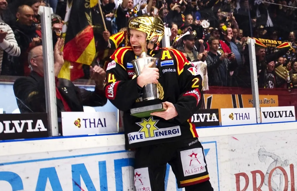 Brynäs tidigare guldhjälte lyder läkarna och lägger av med hockeyn