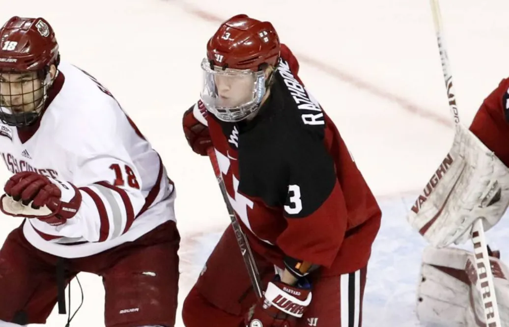 Vancouver säkrar en av collegehockeyns bästa backar