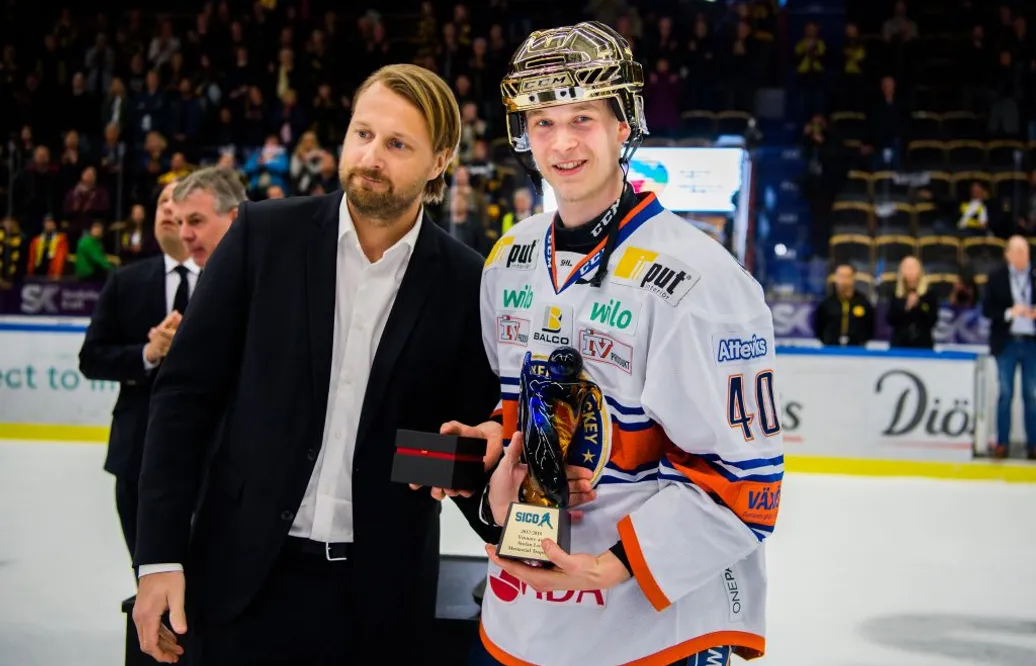 Elias Pettersson utsedd till slutspelets MVP – vann Stefan Liv Memorial Trophy