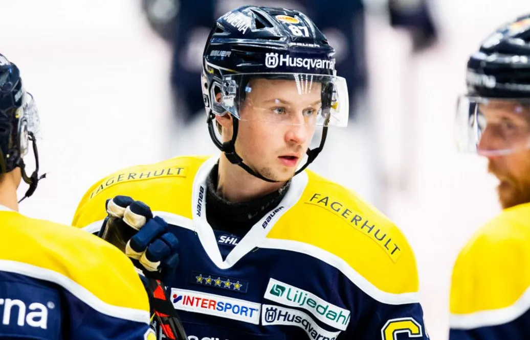 Trots degraderingen – han stannar i HV71