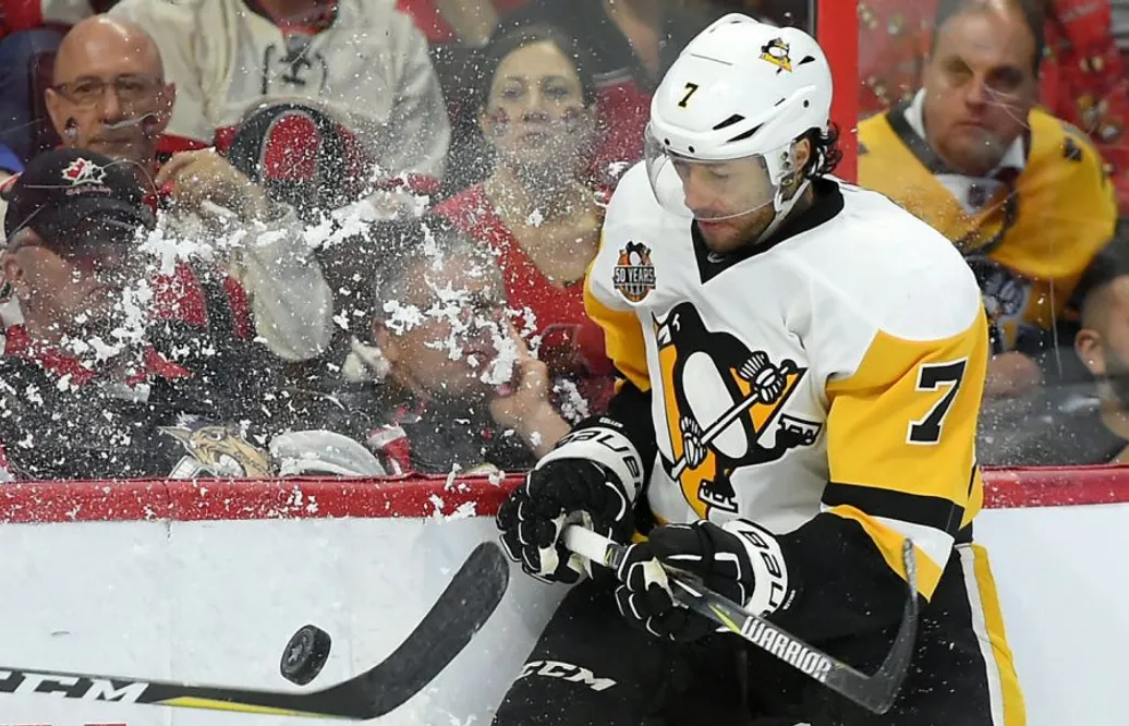NHL.s äldsta spelare ger inte upp – återvänder till mästarklubben