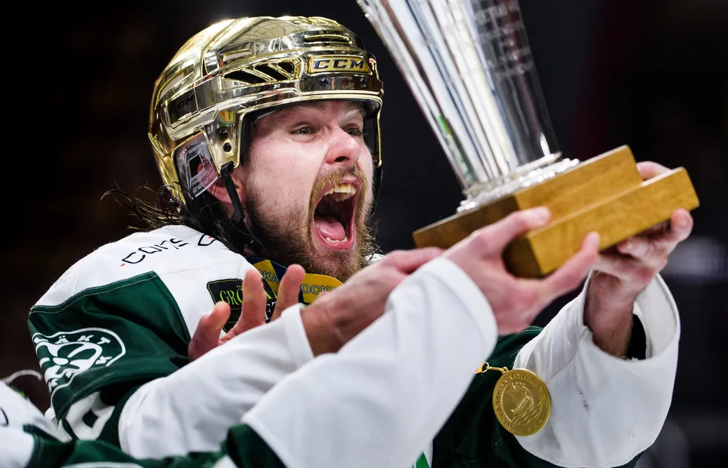 221222 This picture is part of Bildbyrån’s selection of best sports photos from 2022. Originally published 220512 Färjestad’s Linus Johansson celebrates as he hoists the LeMat winner’s trophy during the SHL final 7 between Luleå and Färjestad on May 12, 2022 in Luleå, Sweden.Photo: Simon Eliasson / BILDBYRÅN / COP 159 / SE0118