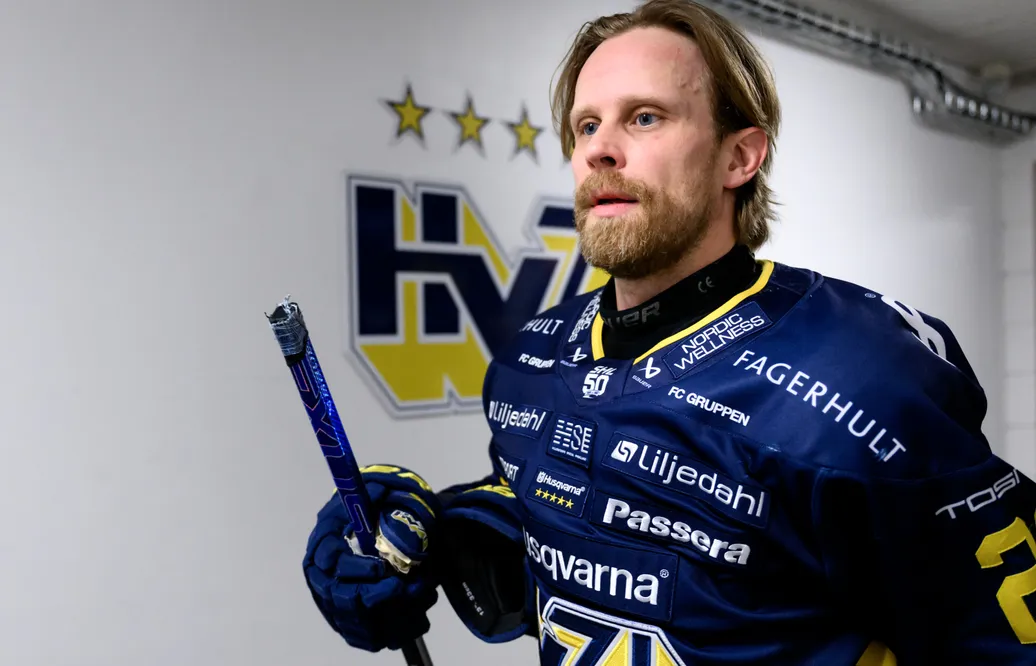 Mattias Tedenby blir kvar i HV71 till seriestart.