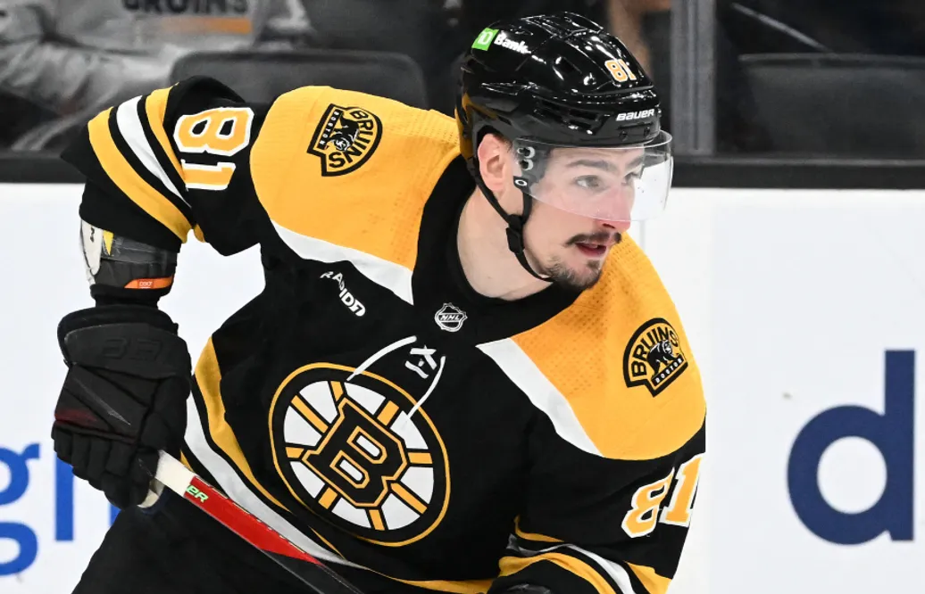 Dmitrij Orlov skriver på för Carolina Hurricanes