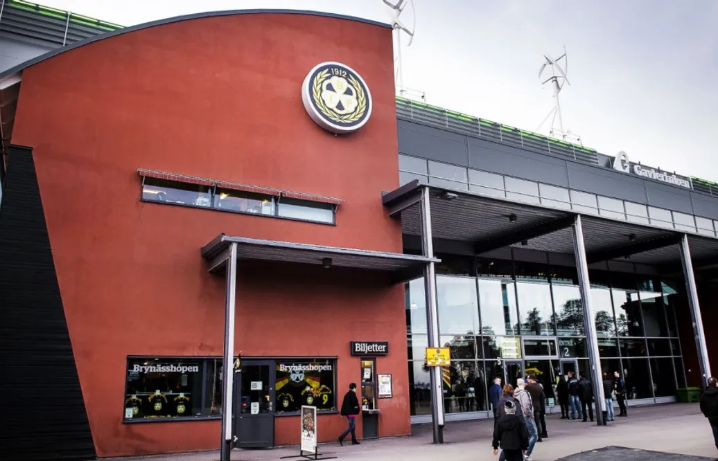 Laget får inte spela hemma på 85 dagar – tränaren rasar: ”Ligan borde skämmas”