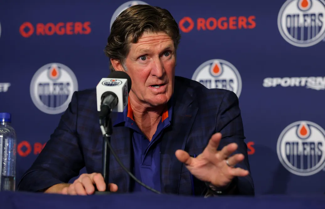Mike Babcock fick förklara sig under presskonferensen där han presenterades som Edmonton Oilers nya coach. Foto: James Maclennan/The Canadian Press via AP