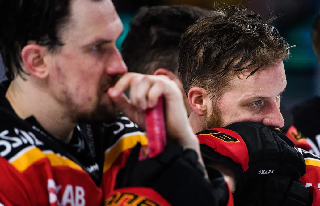 220512 Luleås Linus Omark deppar efter final sju i SHL mellan Luleå och Färjestad den 12 maj 2022 i Luleå