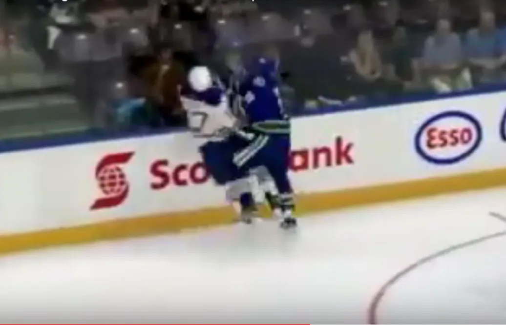 VIDEO: Här blir McDavid överkörd direkt