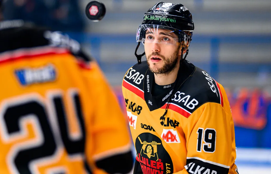 Konstantin Komarek riskerar att missa hela kvartsfinalserien