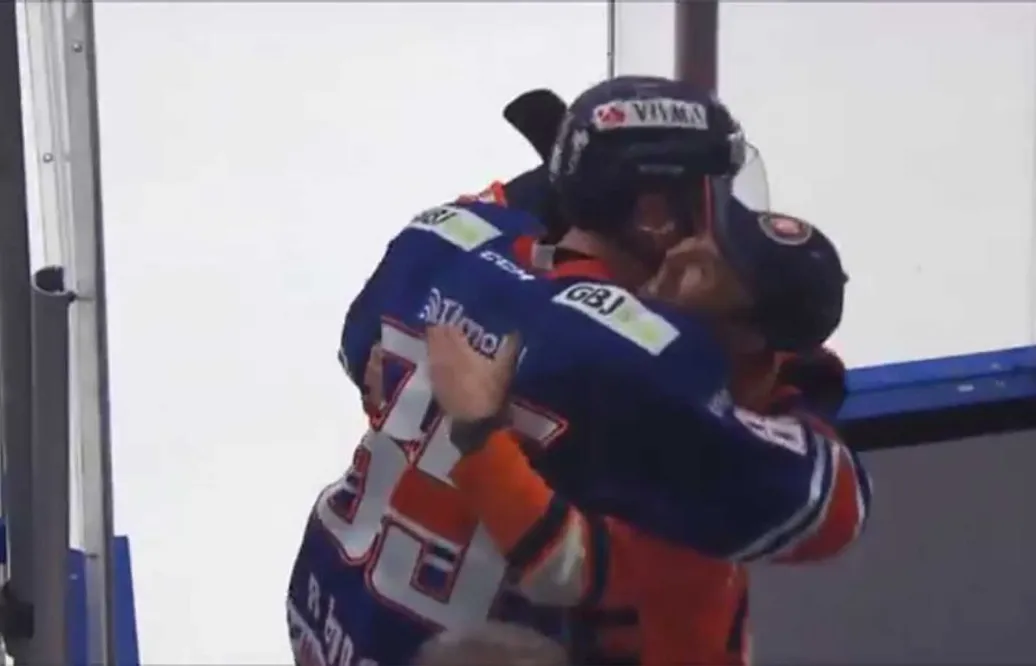 VIDEO: Avgör matchen – sen får supportern en kram: ”Vi har ett lite speciellt band”