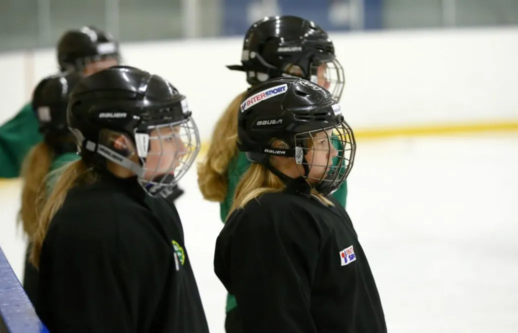 Glädjesiffror från förbundet – allt fler tjejer spelar hockey: ”Fördubblat antalet”
