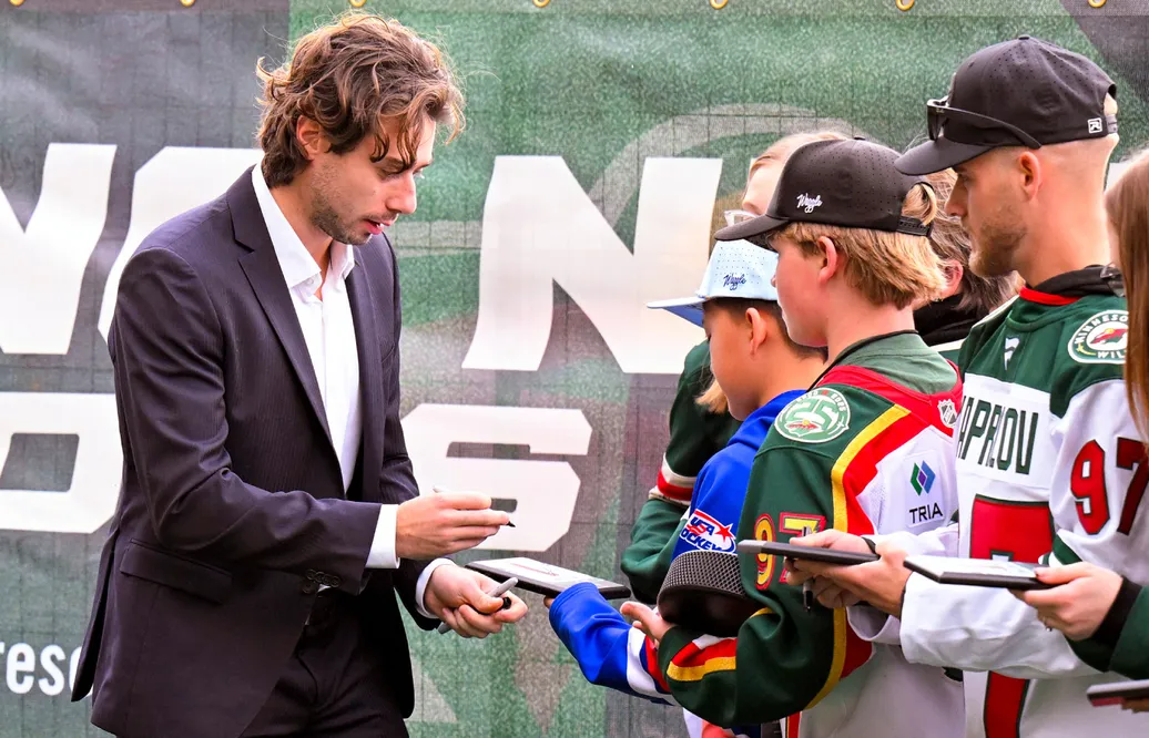 Quinn Hughes öppnar för att stanna i Minnesota Wild. Foto: Nick Wosika-Imagn Images