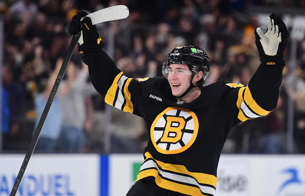 Fraser Minten skriver på ett sjuårskontrakt i Boston Bruins. 