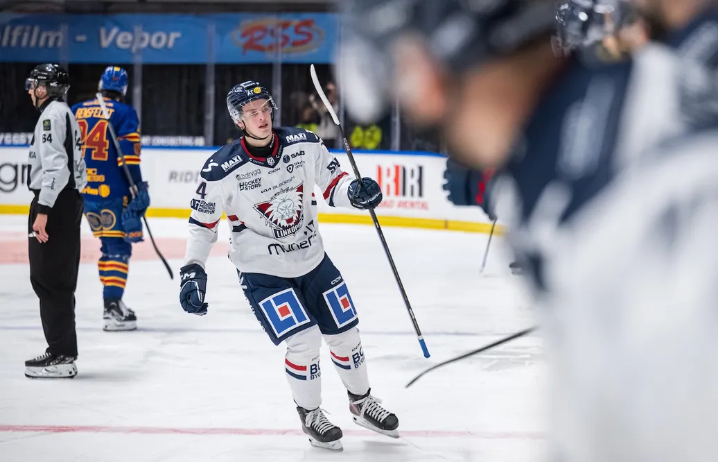 Hyllar gruppen efter debutmålet i SHL: "Är jätteglada för mig"