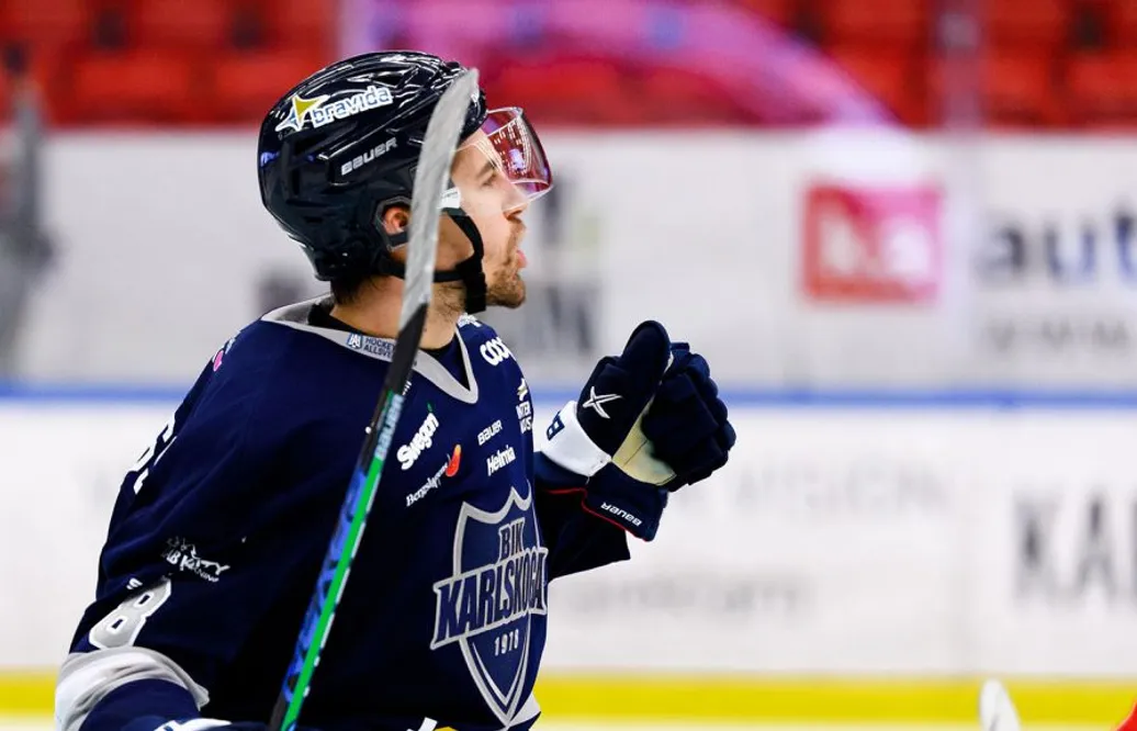 Beskedet: Forwarden bryter med topplaget