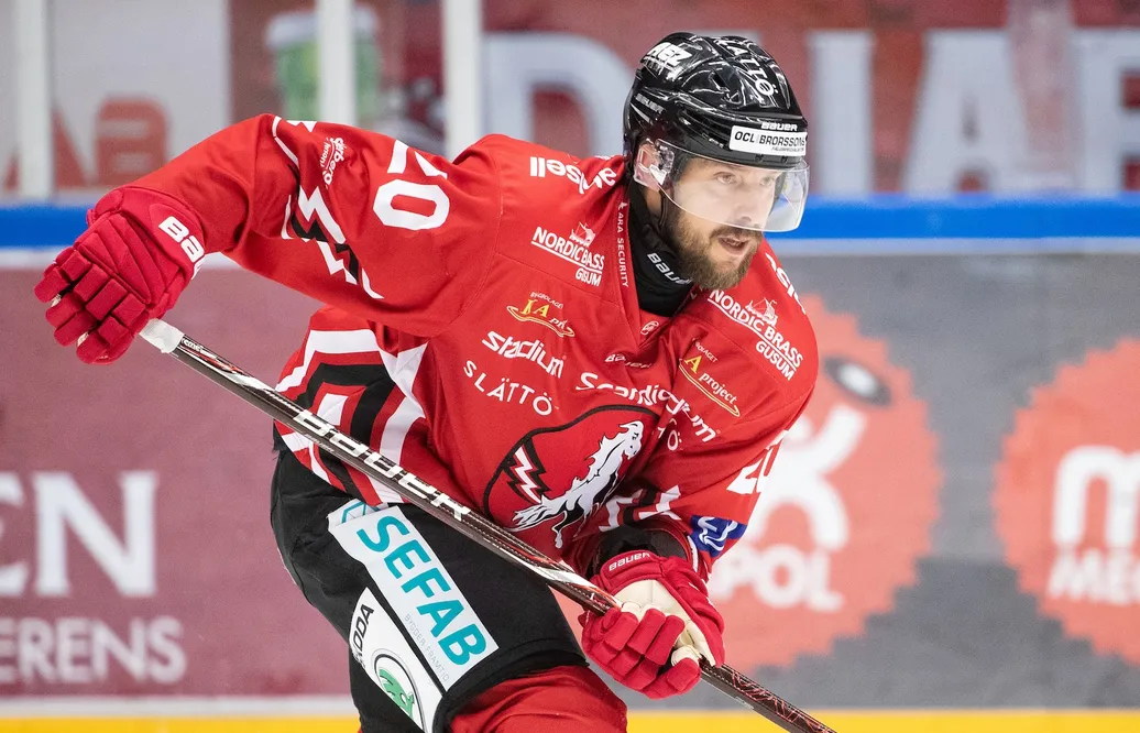 Marcus Eriksson under en match mellan Vita Hästen och Leksand, med "Strumpan" som tränare