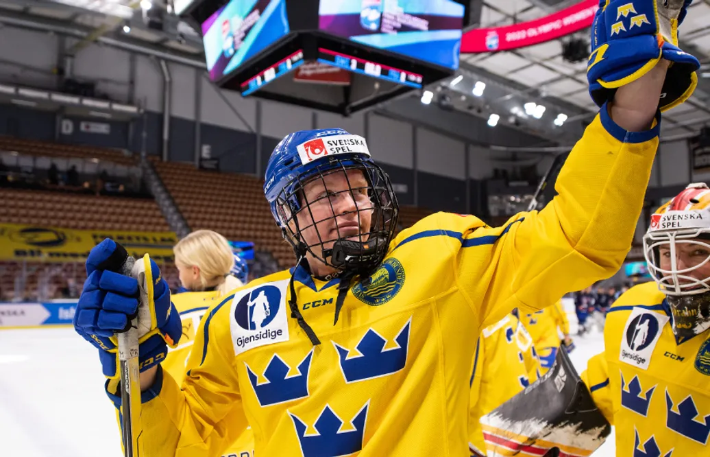 Damkronorna vinner premiärmatchen i hemmaturneringen