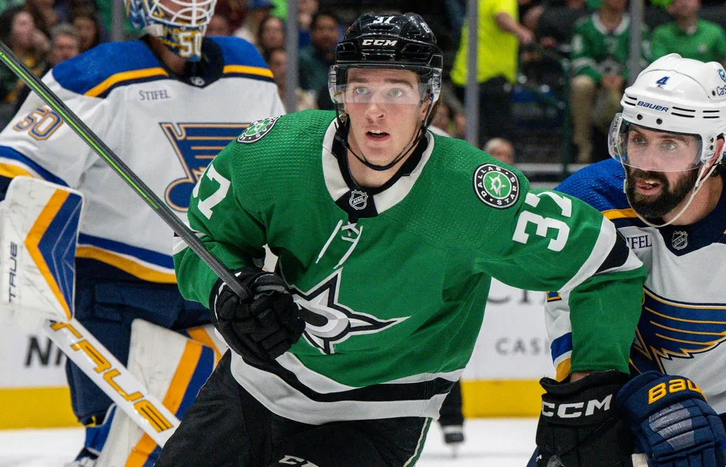 Oskar Bäck förlänger kontraktet med Dallas Stars