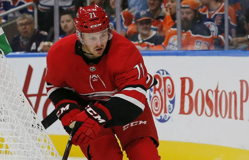 Wallmark jagar NHL-tröja – sköt Carolina till seger i Edmonton