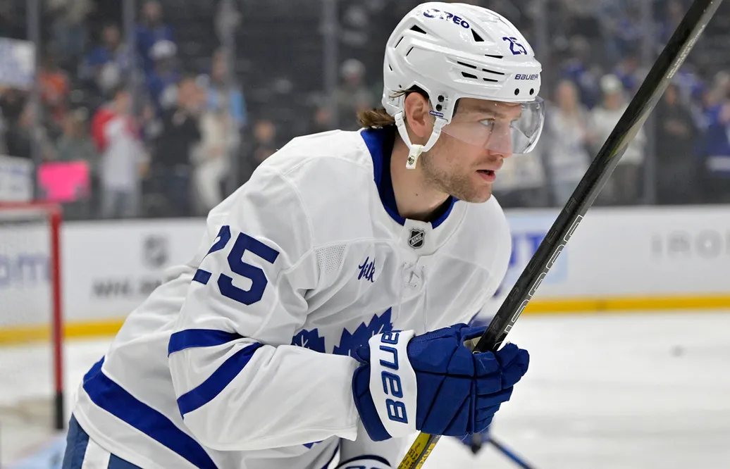 Brandon Carlo skeppas iväg av Toronto. 