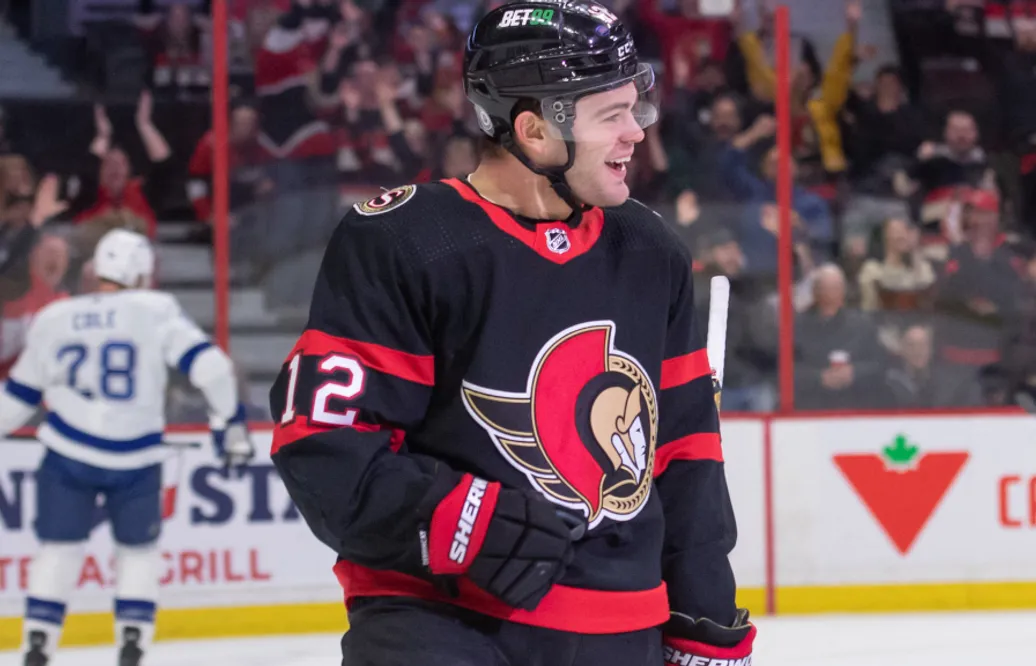 Alex DeBrincat trejdas till Detroit – skriver jättekontrakt