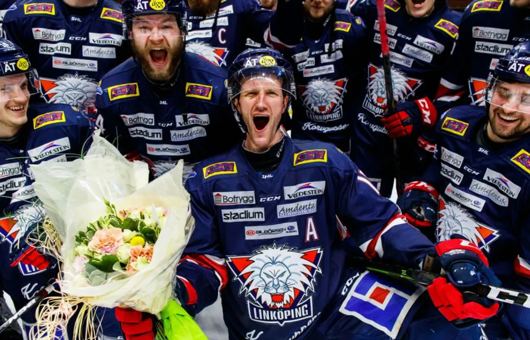 LHC-ikonen har erbjudits kontrakt - av värsta rivalen
