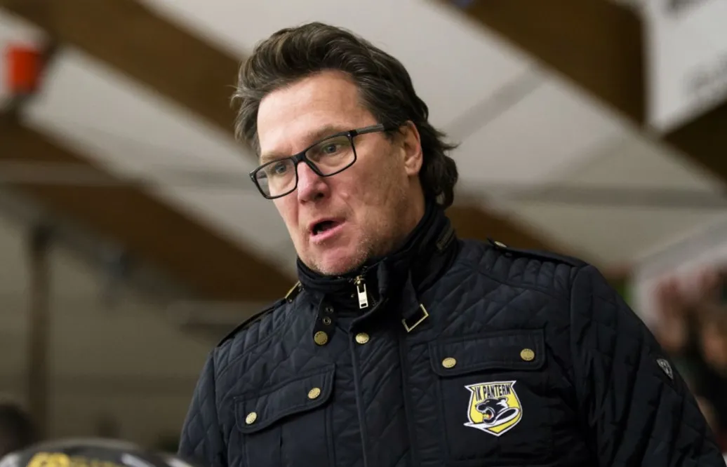 Spelaruppror i allsvenska klubben – petar tränaren: ”Står inte i båset i kväll”