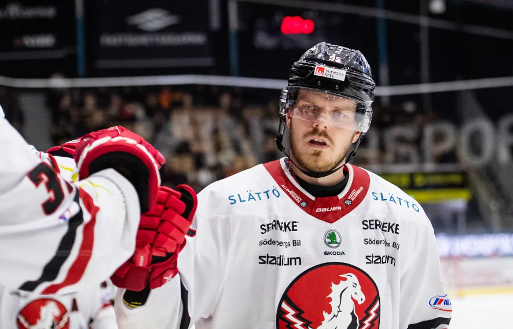 Johannes Nilsson väljer spel i Karlskrona HK