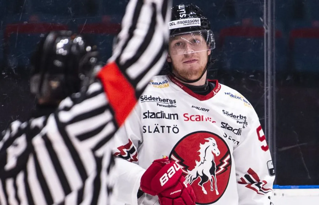 Vita Hästen bryter med ung back