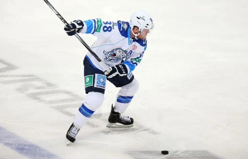 Tidernas främsta KHL-back stannar