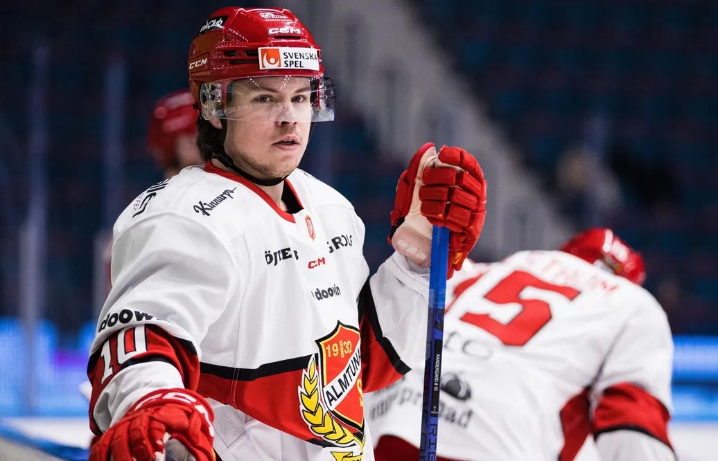 Oliver Kandergård stannar i Almtuna
