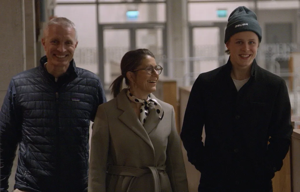 Ivar Stenberg, här med föräldrarna David och Cecilia hemma i Stenungsund, är en av spelarna NHL följer i den nya dokumentären. Foto: NHL