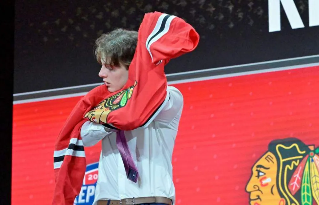 Kevin Korchinski skriver på för Chicago Blackhawks
