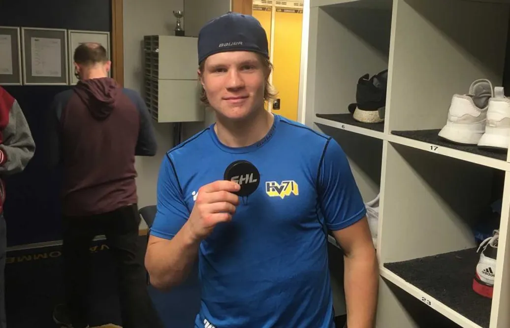 18-åringen gjorde mål på första skottet i SHL – berömmer moderklubben: ”Instinkten har man fått med sig därifrån”