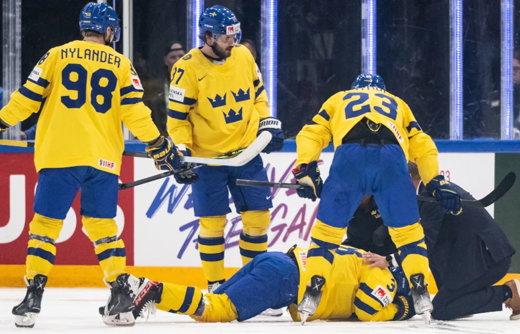 HOCKEY-VM: Rasmus Sandin utgick i stora smärtor – efter knätackling