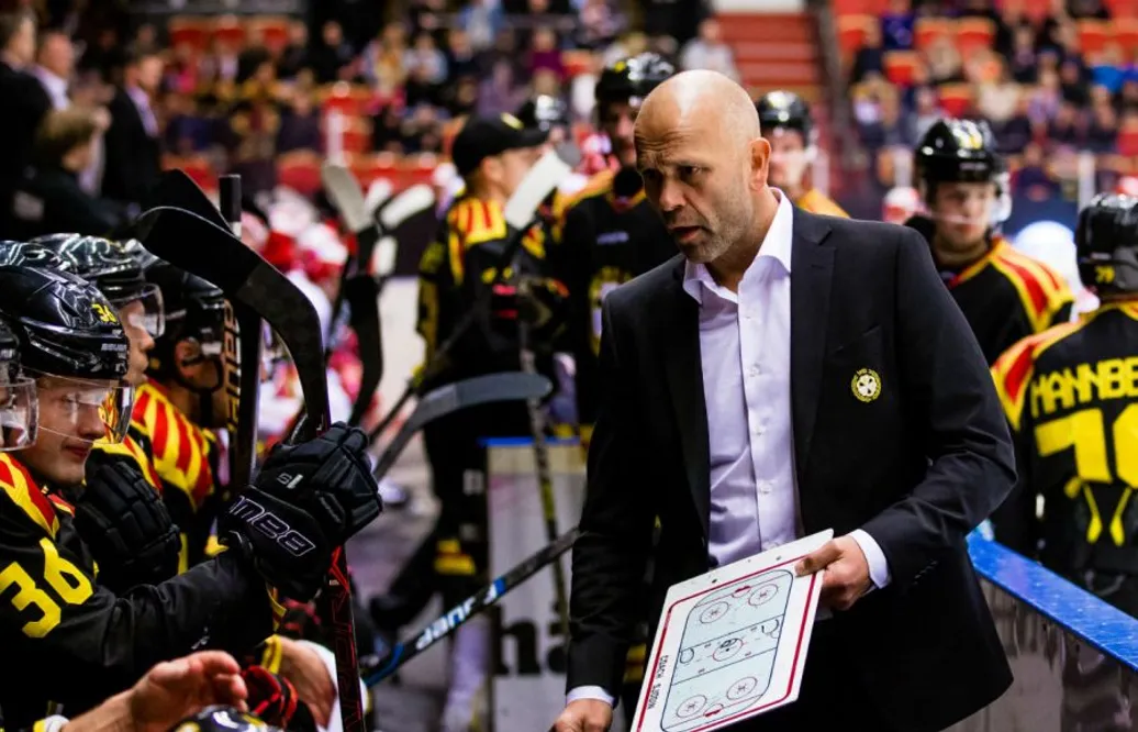 Jumbon plockar in sparkade Brynästränaren: ”Känns som en kanonlösning”