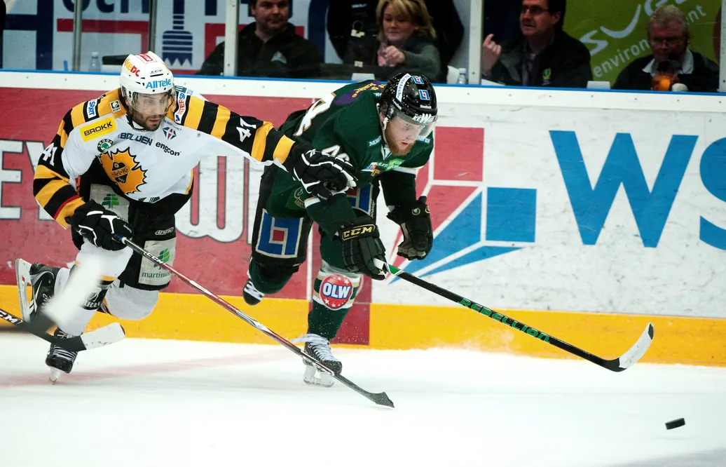 110405 Ishockey, Elitserien, SM-final 1, Färjestad - Skellefteå: Pierre-Édouard Bellemare, Skellefteå, Jonas Junland, Färjestad. © Bildbyrån