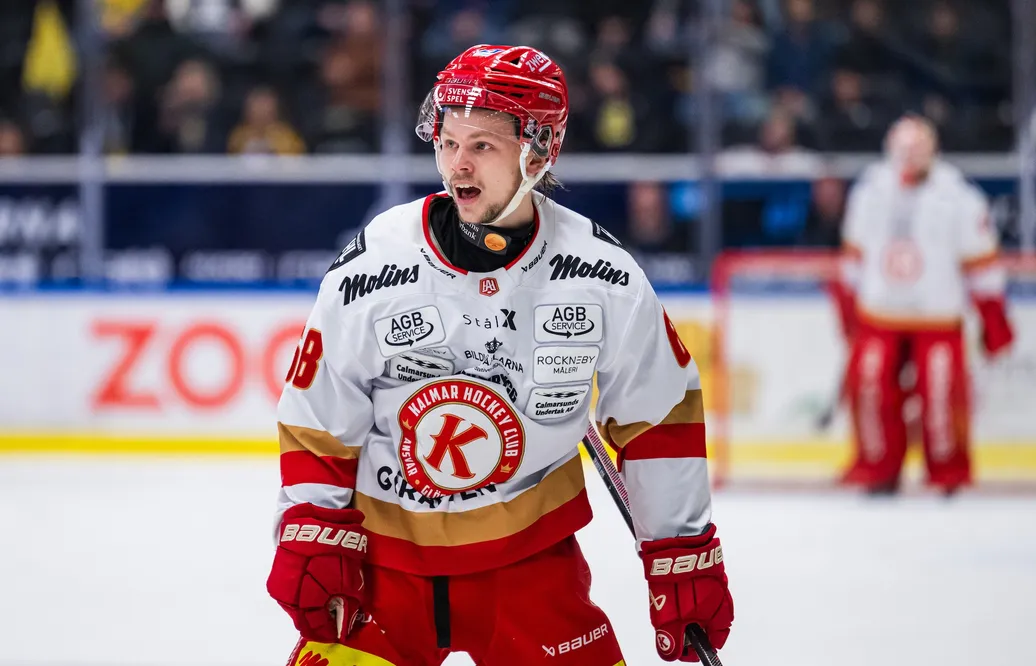 250319 Kalmars Linus Skager jublar efter 0-2 under kvartsfinal två i Hockeyallsvenskan mellan Södertälje och Kalmar den 19 mars 2025 i Södertälje
