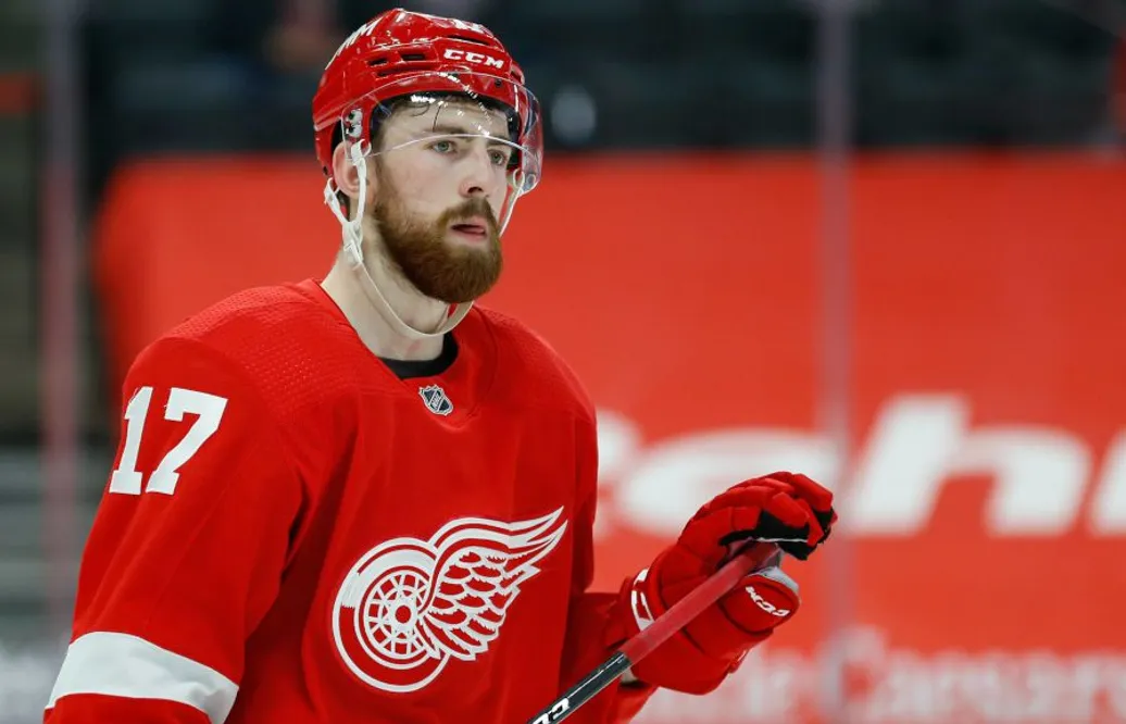 Filip Hronek förlänger med Detroit Red Wings