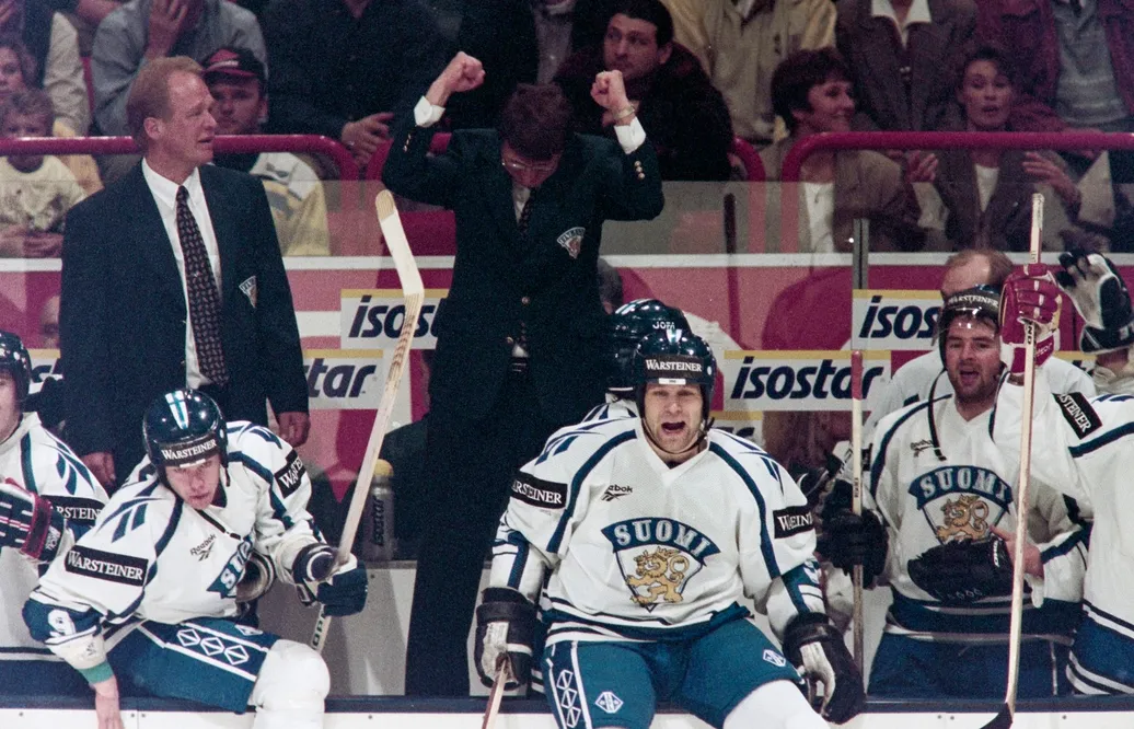 Curt Lindström, förbundskapten och Finland jublar efter segern i finalen mot Sverige 1995. Foto: Bildbyrån