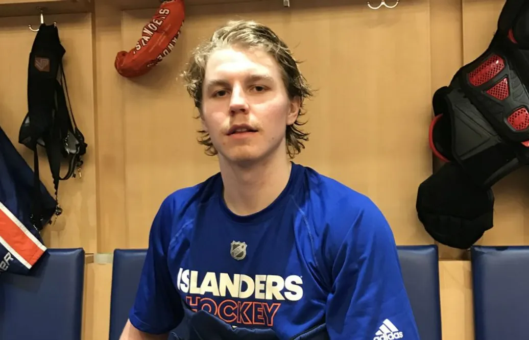 Sebastian Aho efter första NHL-målet: ”Svårt att beskriva – bara ren lycka”