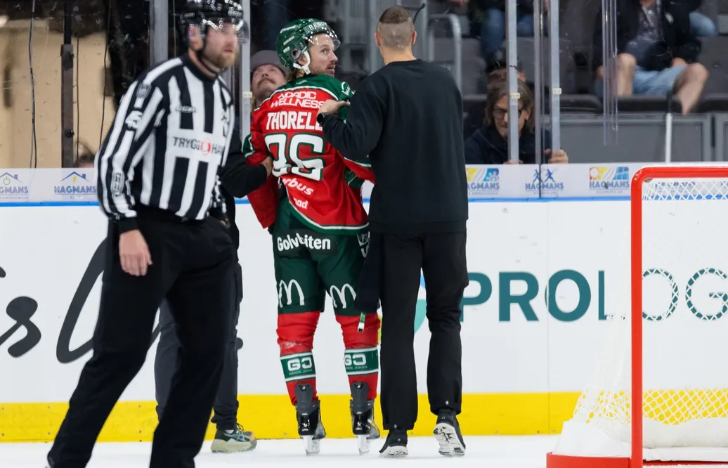 Erik Thorell kliver av isen i matchen mot Färjestad.