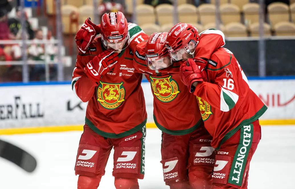 Gustav Salmi-Lilja lämnar isen med en skada 10 februari 2026. Foto: Daniel Eriksson/Bildbyrån.